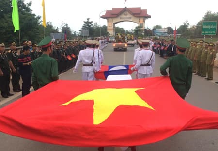 Bàn giao 15 hài cốt liệt sĩ tại cửa khẩu Lao Bảo