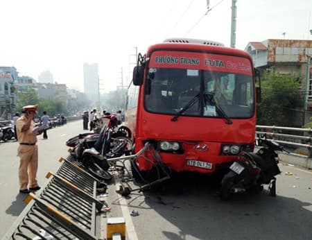 TP Hồ Chí Minh: Xe khách đâm 7 xe máy, ít nhất 8 người bị thương