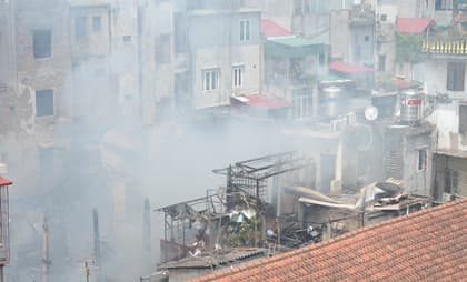 Nổ gas, cháy lớn, thiêu rụi nhiều nhà cửa, một cụ già tử vong