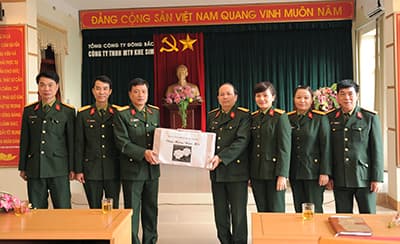 Tặng quà cán bộ, đoàn viên Công đoàn cơ sở vùng sâu, vùng xa