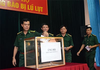 BĐBP Hà Tĩnh ủng hộ đồng bào bị lũ lụt.