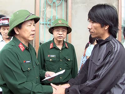 "Lăn lộn" cùng dân trong lũ