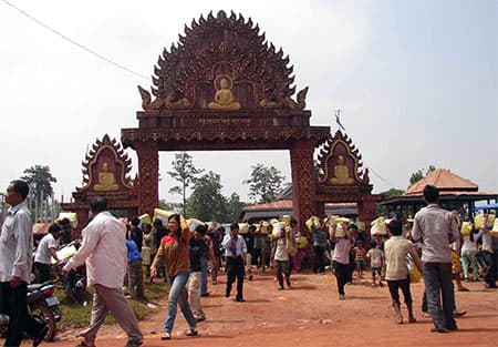 Thăm và tặng quà người dân Campuchia bị thiệt hại trong bão lũ