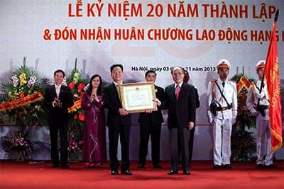 Chủ tịch Quốc hội Nguyễn Sinh Hùng dự lễ kỷ niệm 20 năm thành lập SHB