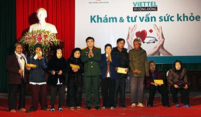 Chi nhánh Viettel Hà Nội tổ chức khám chữa bệnh cho gia đình chính sách