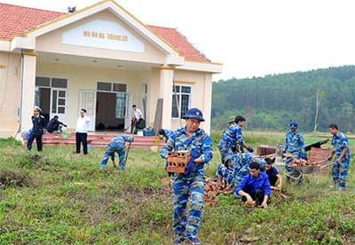 Bộ đội Hải quân đến với đồng bào người Dao