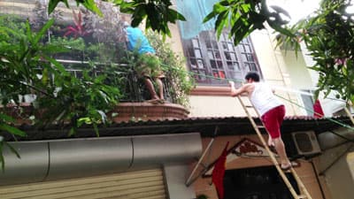 Người dân tự dập tắt đám cháy