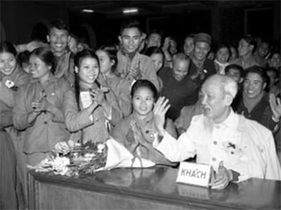 Tiếp nhận một bộ tác phẩm thư pháp về Hồ Chủ tịch