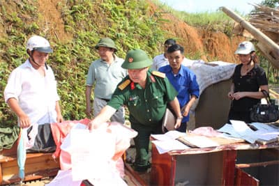 Sát cánh giúp dân trong hoạn nạn