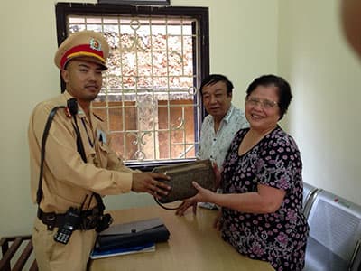 Trung úy cảnh sát nhặt được của rơi trị giá gần 13 triệu đồng trả lại người mất