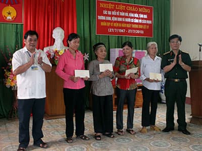 Bộ Quốc phòng trao quà tặng Trung tâm Điều dưỡng người có công tỉnh Thanh Hoá