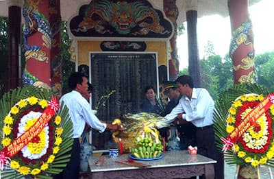 Dâng hương viếng Nghĩa trang Liệt sĩ Triệu An – Cửa Việt