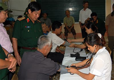 Học viện Hậu cần khám bệnh, cấp thuốc miễn phí và xây dựng nhà tình nghĩa