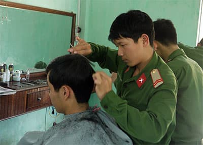Cán bộ gương mẫu, chiến sĩ noi theo