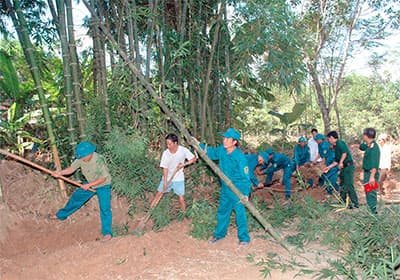 Dân quân hiến đất xây dựng nông thôn mới