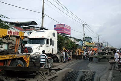 Xe đầu kéo lật ngang đường, một người bị thương