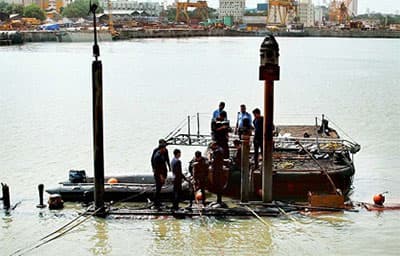Ấn Độ phát hiện những thi thể đầu tiên trong vụ nổ tàu ngầm