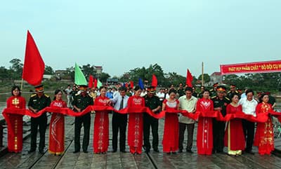 Thông xe Cầu phao Phong Châu (xem clip)