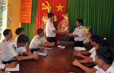Chúc tết, cán bộ chiến sĩ Trạm Ra đa 570