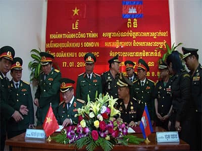 Ký kết giao, nhận công trình hữu nghị Việt Nam - Campuchia
