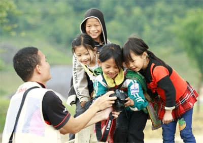 Hai chàng 9X và tình yêu trẻ em vùng cao