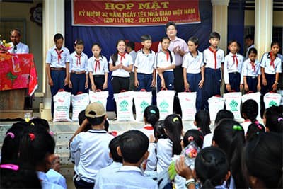 Trao tặng 1.000kg gạo cho học sinh nghèo tỉnh Vĩnh Long