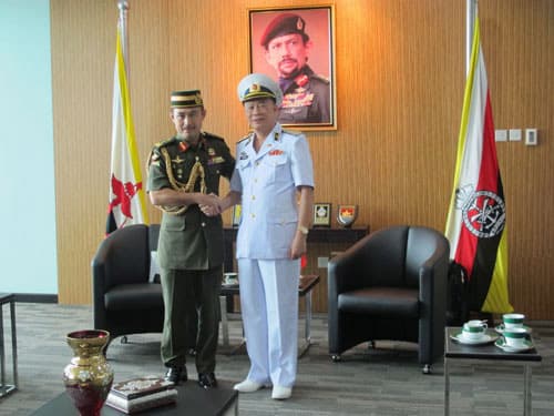 Tư lệnh Lực lượng vũ trang Brunei tiếp Chỉ huy Biên đội tàu Hải quân Việt Nam