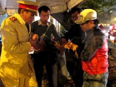 Công dân ưu tú Thủ đô lại cứu người tự tử trên cầu Chương Dương
