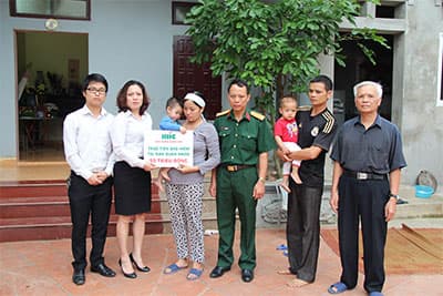 Trao 100 triệu đồng bảo hiểm cho thân nhân hai quân nhân hy sinh khi làm nhiệm vụ