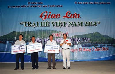 Cộng đồng người Việt Nam ở nước ngoài tặng ngư dân huyện đảo Lý Sơn hơn 1 tỷ đồng