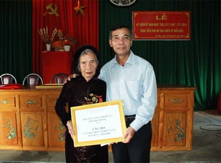 Mẹ Việt Nam anh hùng ủng hộ chiến sĩ bảo vệ chủ quyền biển, đảo