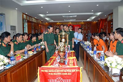 Thượng tướng Đỗ Bá Tỵ thăm Đội bóng chuyền nữ BTL Thông tin liên lạc