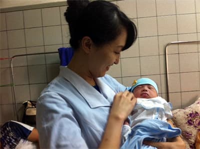 Cứu sống một trẻ khi người mẹ chuyển dạ bị sa dây nhau
