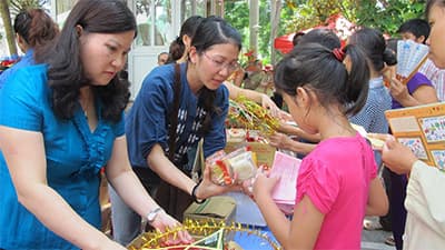 Mang niềm vui Trung thu cho bệnh nhân nhi