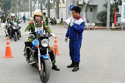 Đào tạo kỹ năng lái xe an toàn cho học viên cảnh sát