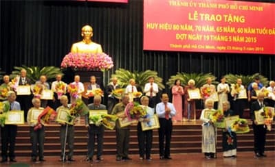 249 đảng viên nhận huy hiệu 80, 70, 65, 60 năm tuổi Đảng