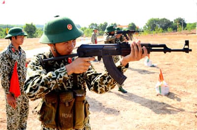 Chiến sĩ “luồn sâu đánh hiểm” luyện tập