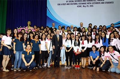 Thượng nghị sĩ John McCain giao lưu với sinh viên TP Hồ Chí Minh