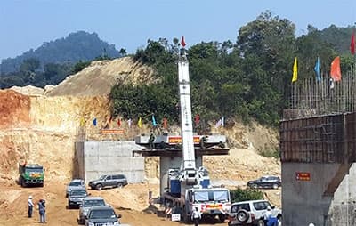Làm đường nơi "rốn mưa"