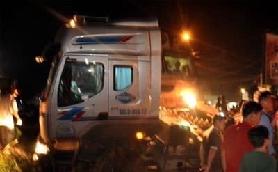 Thông tuyến đường sắt Bắc – Nam sau sự cố tàu hoả đâm xe đầu kéo