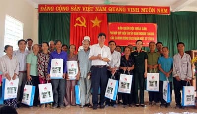 Trao 50 suất quà tặng các hộ gia đình chính sách