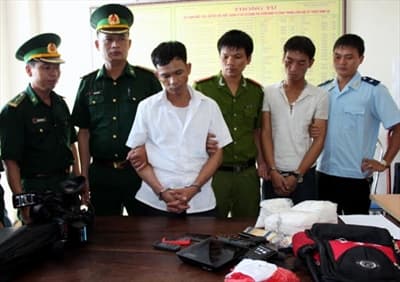 Hà Tinh: Bắt 2 đối tượng tàng trữ gần 4kg ma túy đá