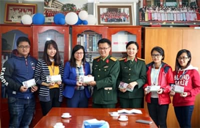 Hơn 700 phiếu tặng kính mắt được bàn giao cho các em học sinh, sinh viên