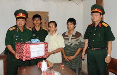 Tặng quà gia đình sĩ quan trẻ có hoàn cảnh khó khăn