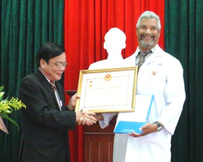 Tặng Kỷ niệm chương "Vì sức khoẻ nhân dân" cho giáo sư người Mỹ