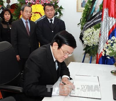 Chủ tịch nước Trương Tấn Sang đặt vòng hoa viếng Thái thượng hoàng Nô-rô-đôm Xi-ha-núc