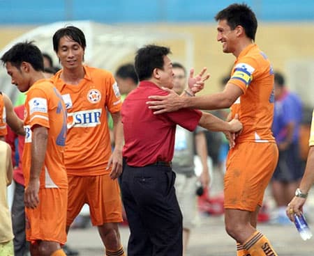 Khi nhà giàu bán siêu xe, tắt điện thoại…