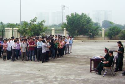 Những quân nhân dự bị mang áo bờ-lu trắng