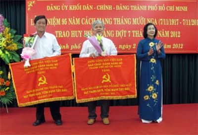 18 đảng viên nhận huy hiệu 30, 40 năm tuổi Đảng