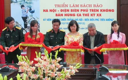 Trưng bày hơn 800 cuốn sách, tư liệu về "Hà Nội - Điện Biên Phủ trên không"